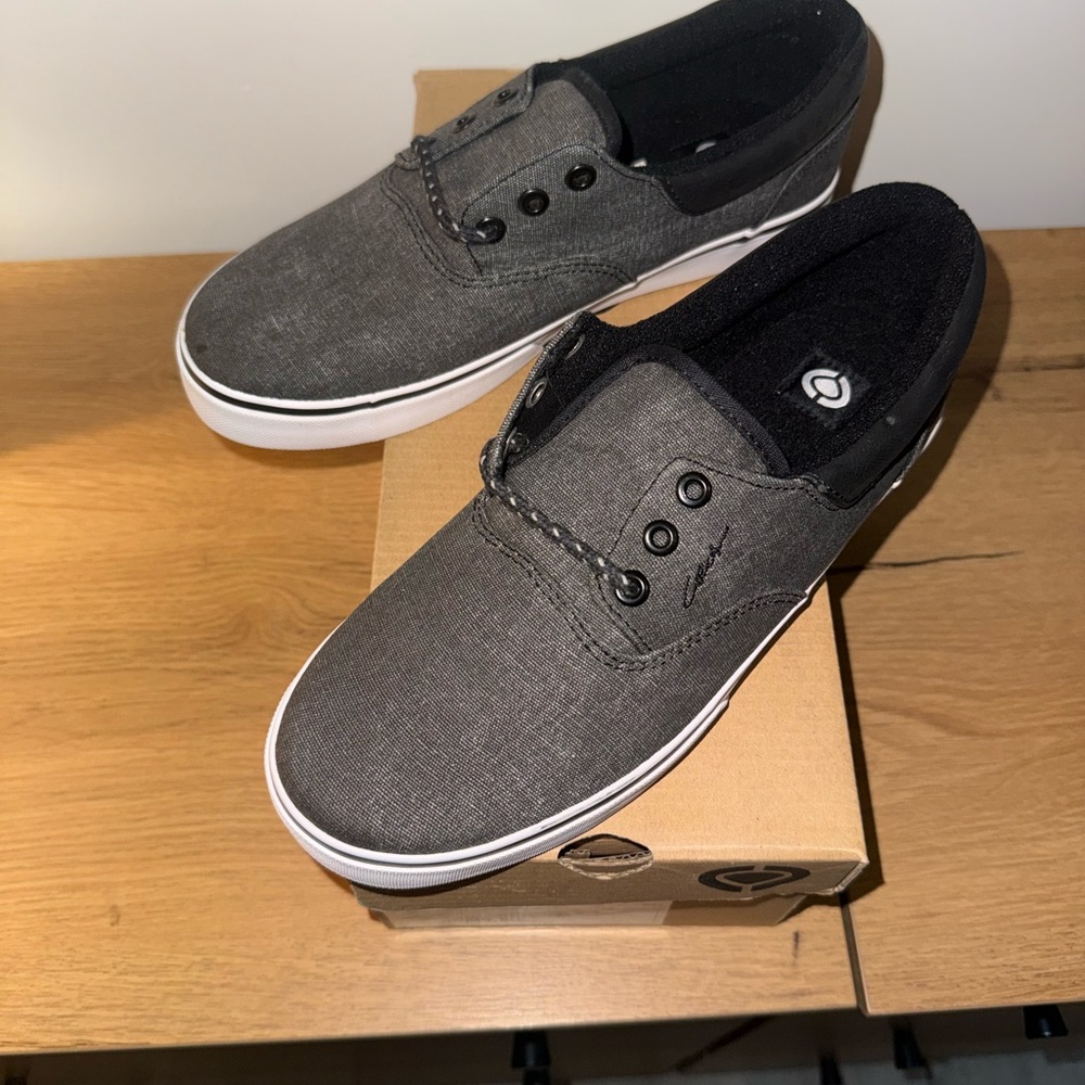 Men's Gray Circas.  ** C1RCA**